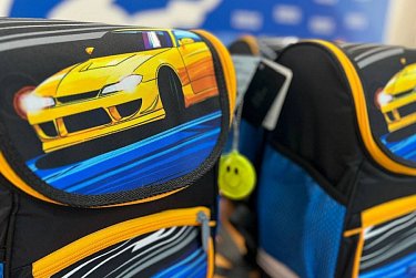 Татьяна Еременко передала рюкзаки детям из Перевальска